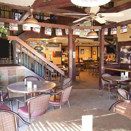Canadas Best Value Inn Уайткорт Экстерьер фото