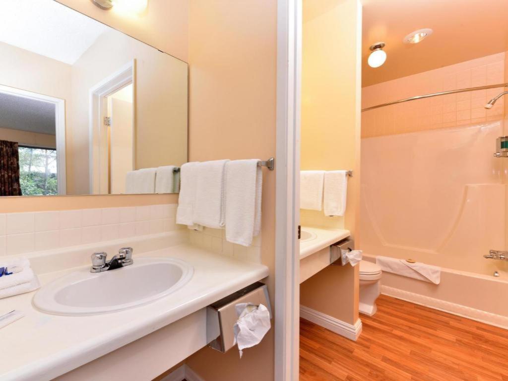 Canadas Best Value Inn Уайткорт Экстерьер фото