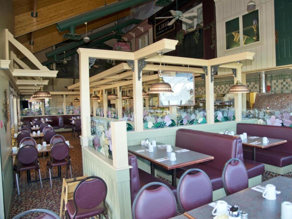 Canadas Best Value Inn Уайткорт Экстерьер фото