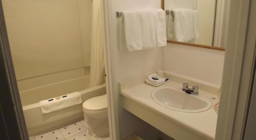 Canadas Best Value Inn Уайткорт Экстерьер фото