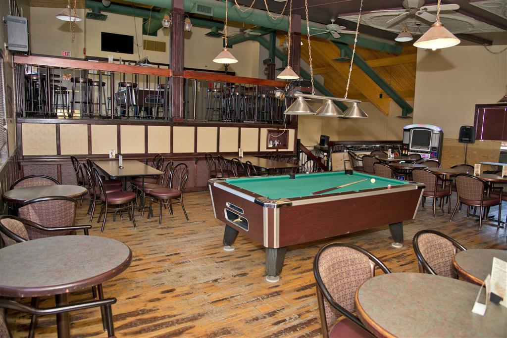 Canadas Best Value Inn Уайткорт Ресторан фото