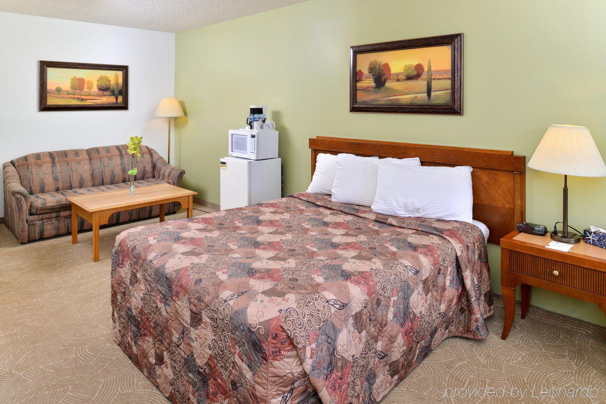 Canadas Best Value Inn Уайткорт Экстерьер фото