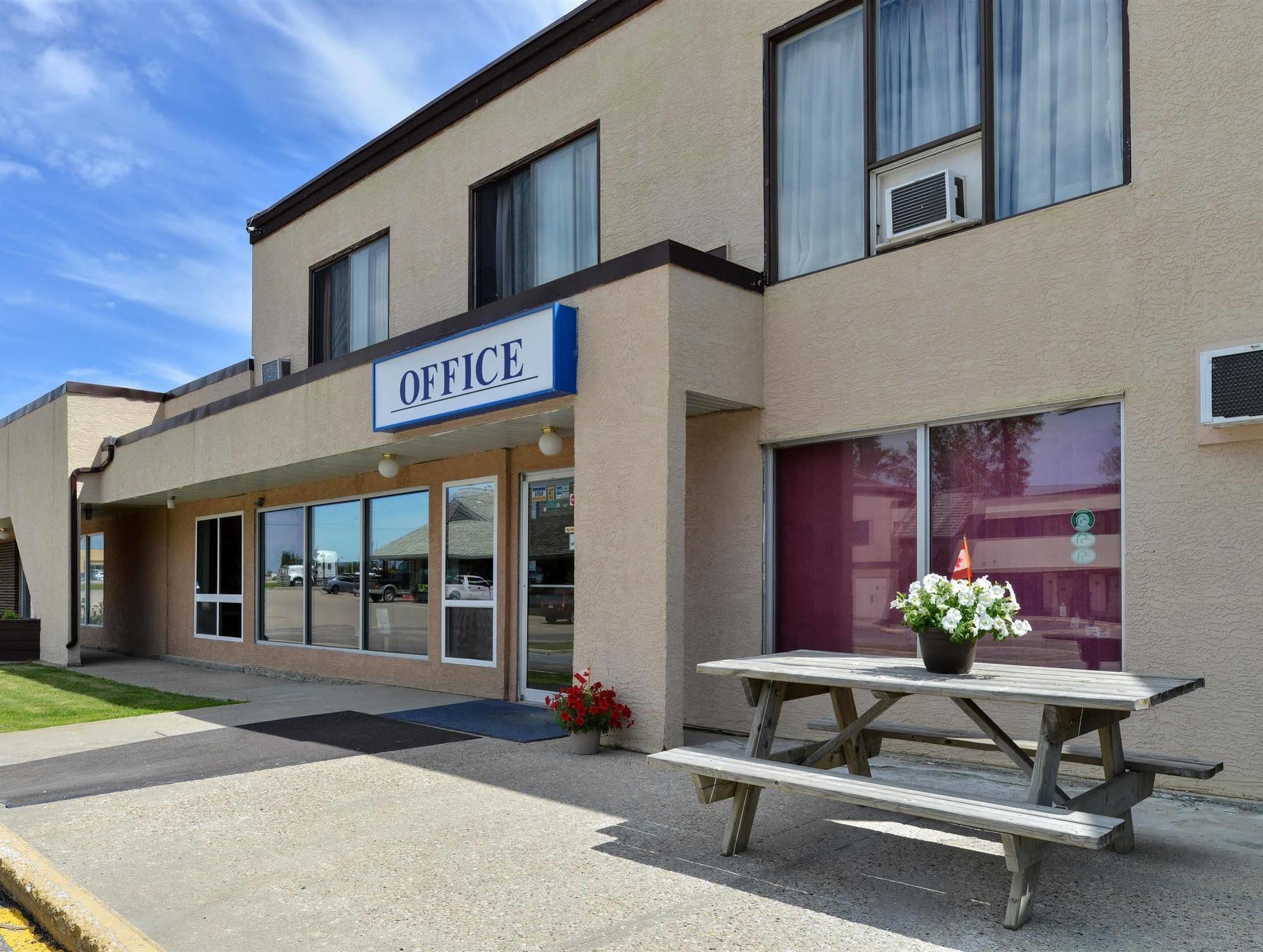 Canadas Best Value Inn Уайткорт Экстерьер фото