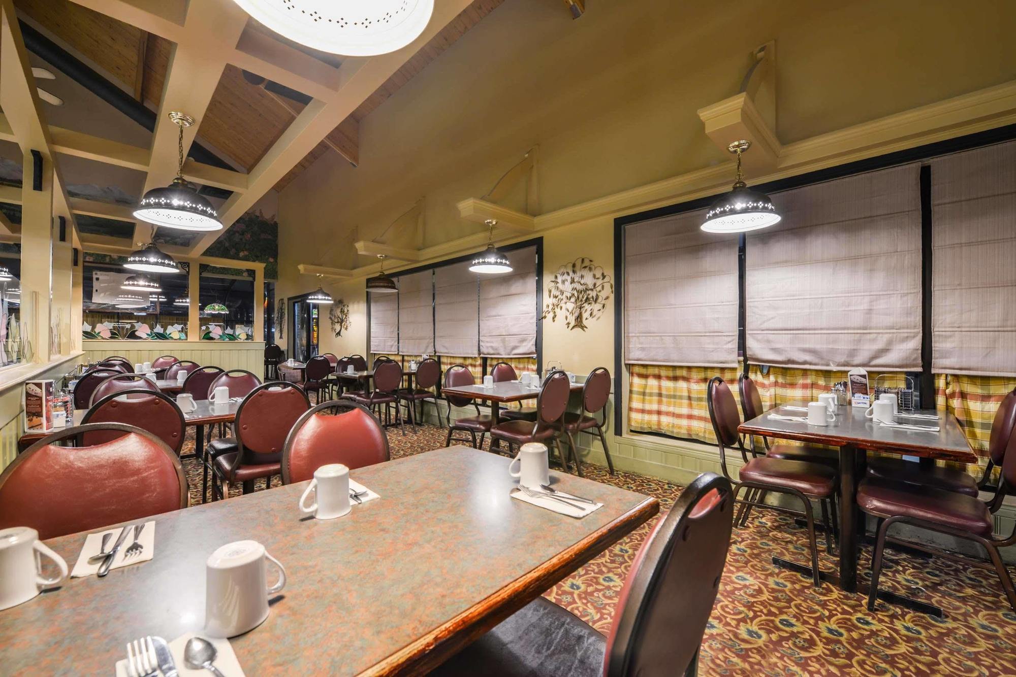 Canadas Best Value Inn Уайткорт Экстерьер фото