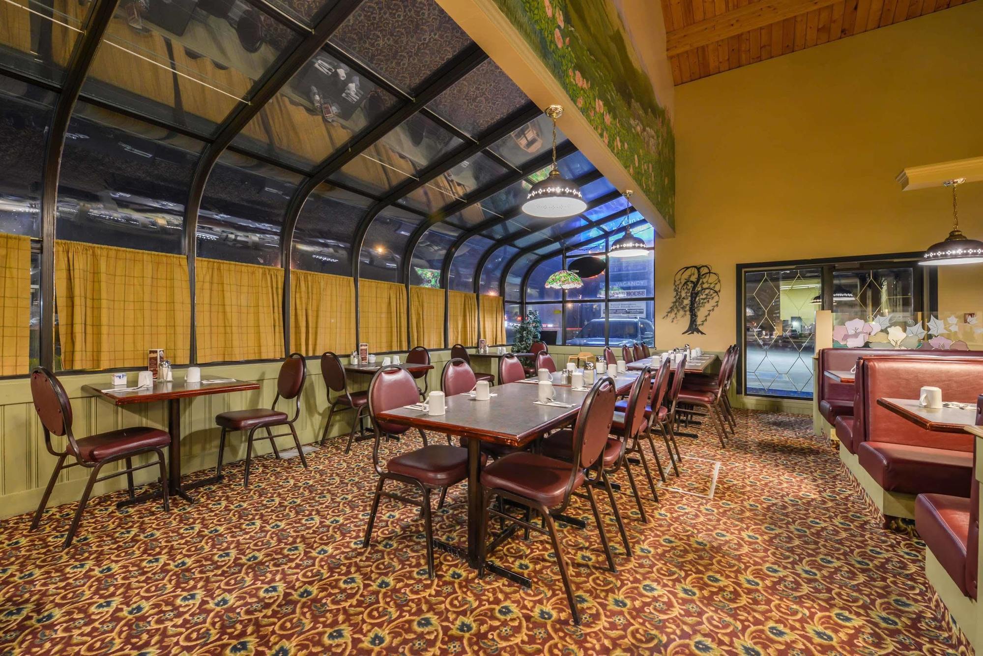 Canadas Best Value Inn Уайткорт Экстерьер фото
