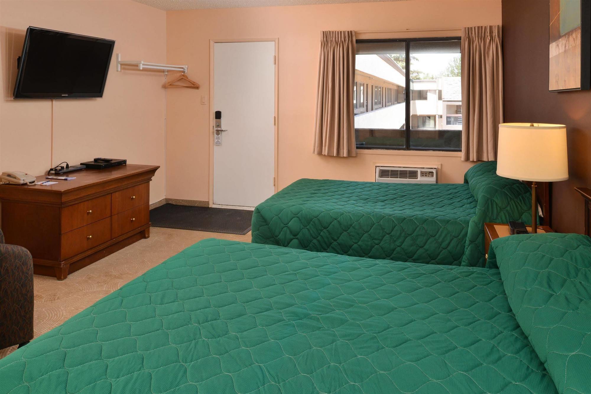 Canadas Best Value Inn Уайткорт Экстерьер фото