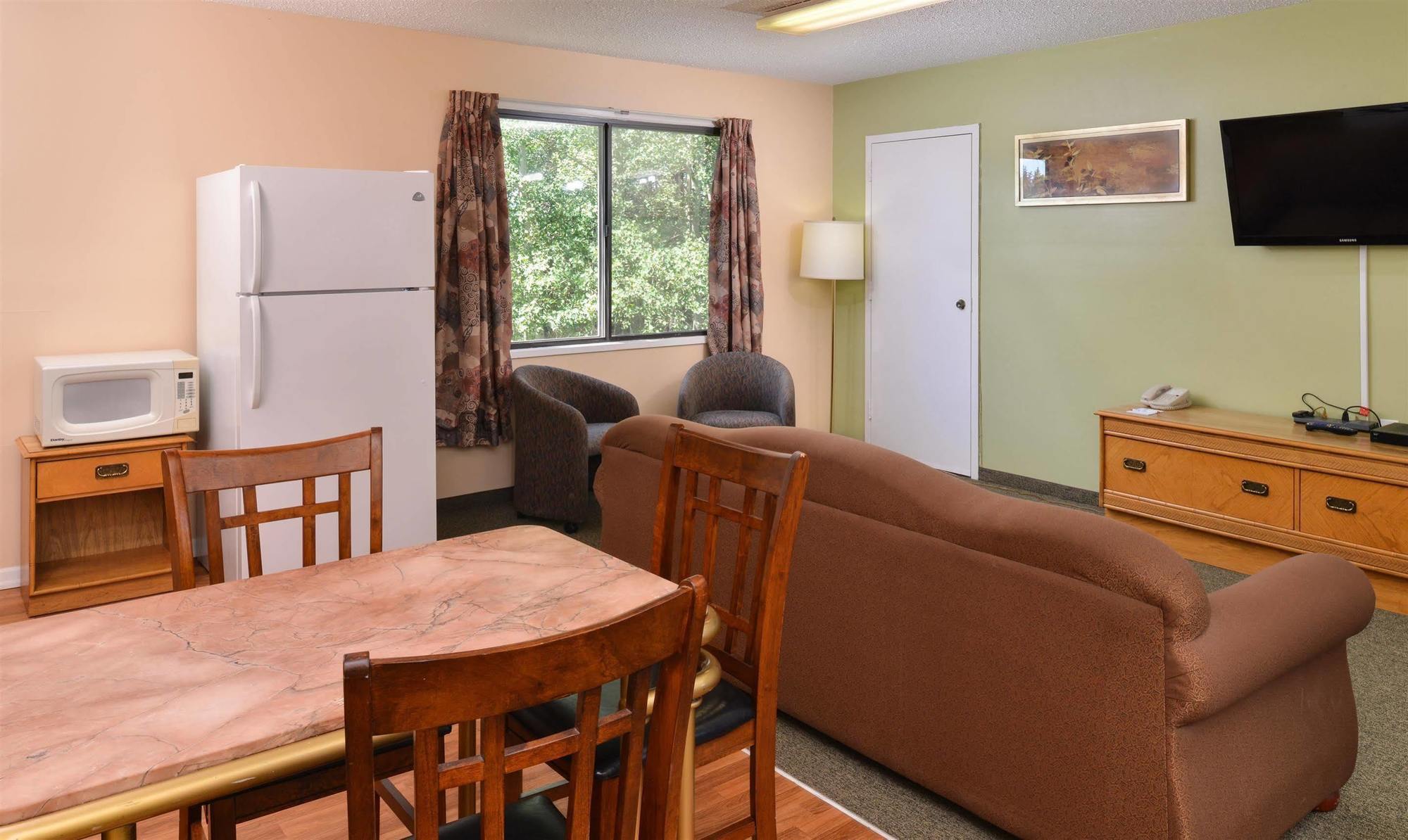 Canadas Best Value Inn Уайткорт Экстерьер фото