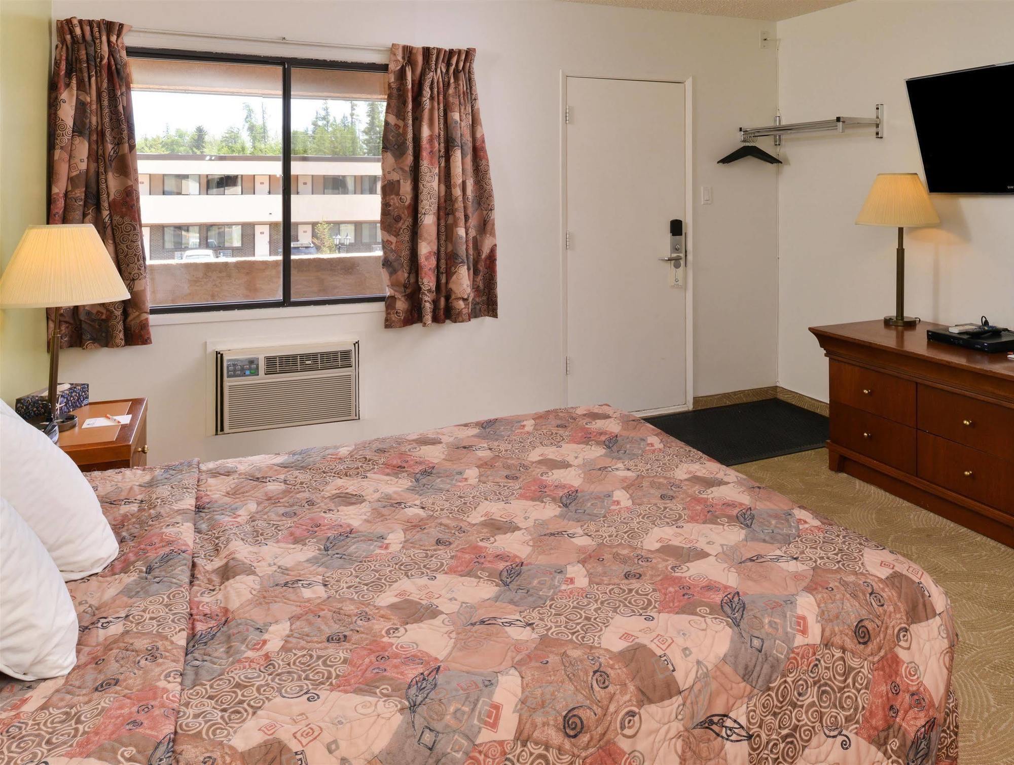 Canadas Best Value Inn Уайткорт Экстерьер фото