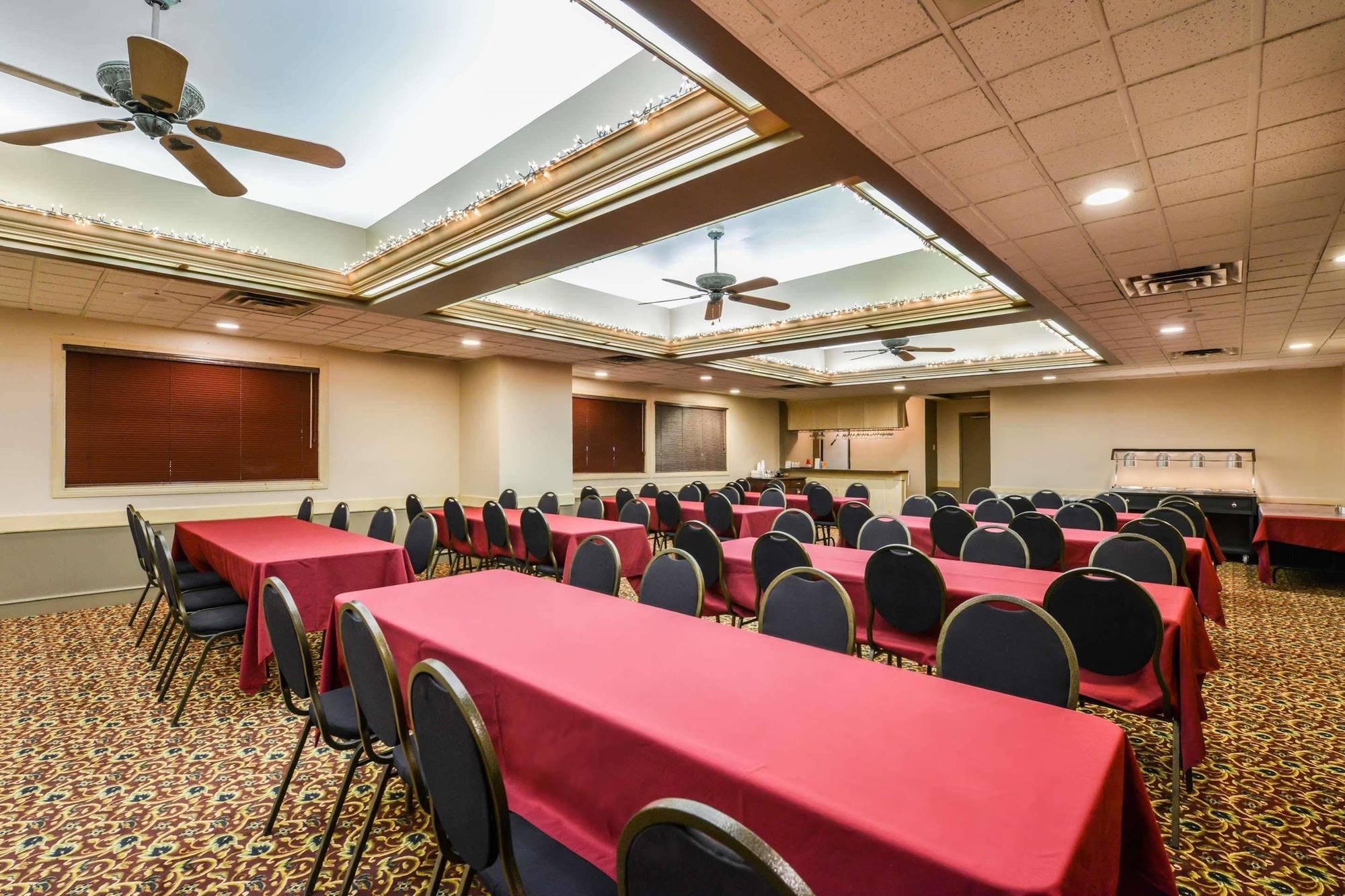 Canadas Best Value Inn Уайткорт Экстерьер фото