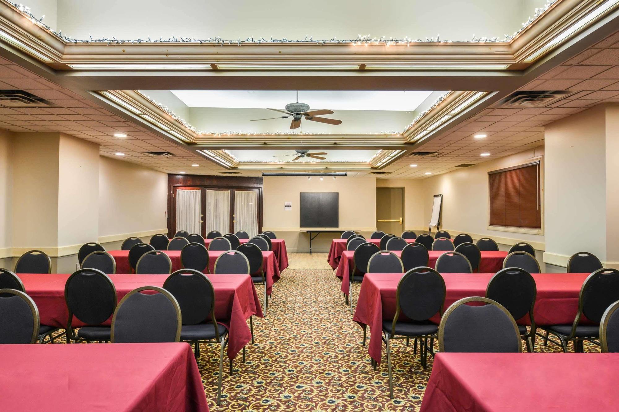 Canadas Best Value Inn Уайткорт Экстерьер фото