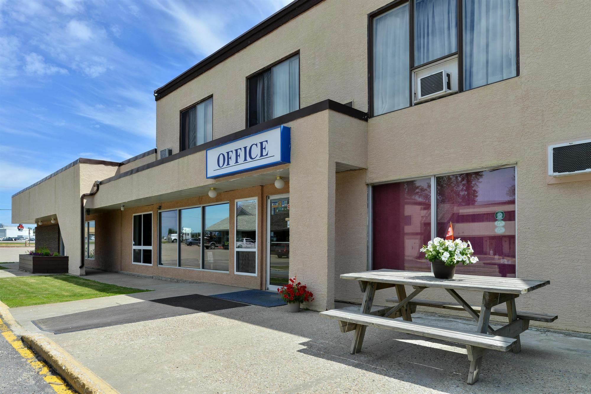 Canadas Best Value Inn Уайткорт Экстерьер фото
